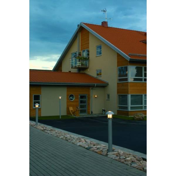 Mise en lumière d'une entrée de maison et allée de garage avec l'applique Heimdal posée sur plot.