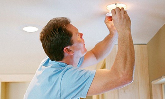 Comment changer les ampoules de spots de meuble de salle de bain à vasque  (disques blancs) 