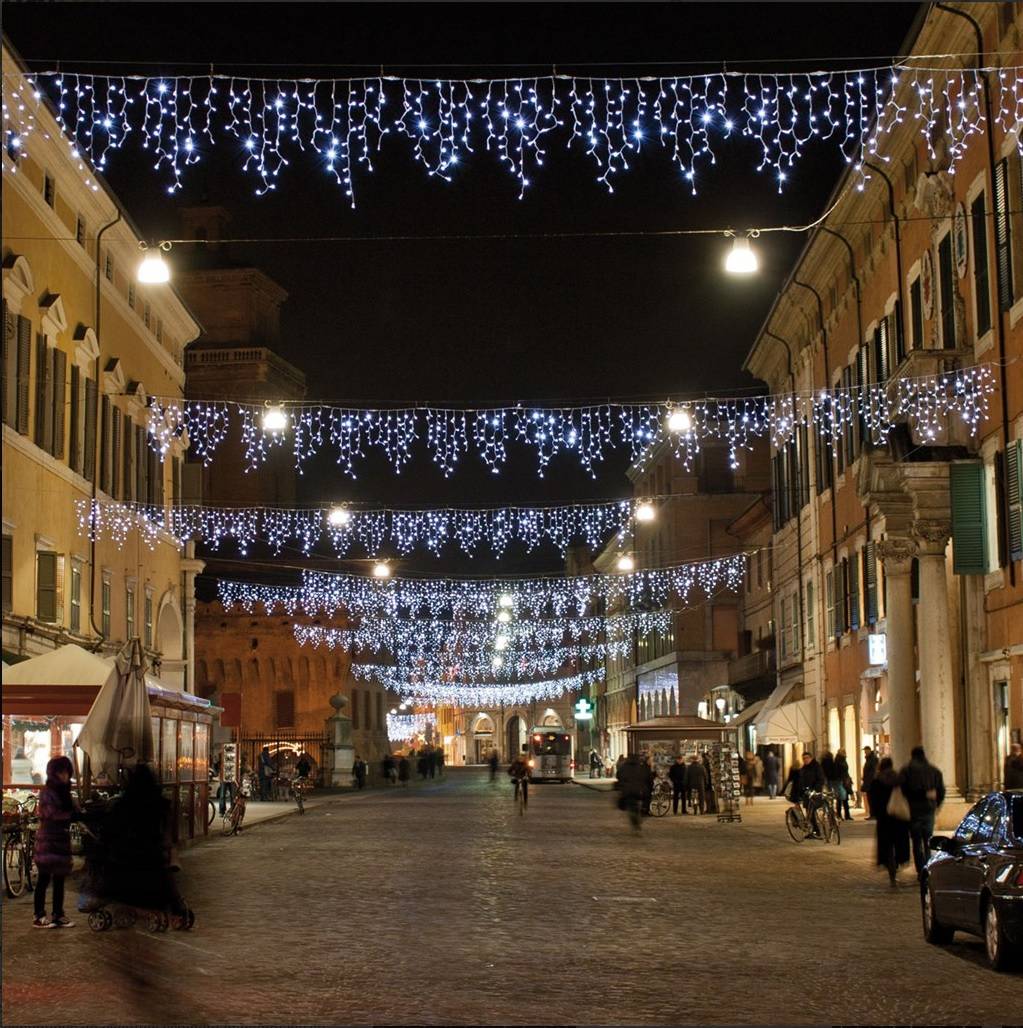 Peut-on laisser sa guirlande lumineuse en extérieur toute l'année ? 